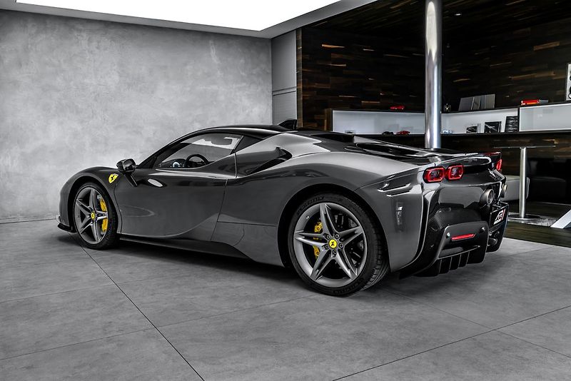 Ferrari SF90 - fotka 7 z 32