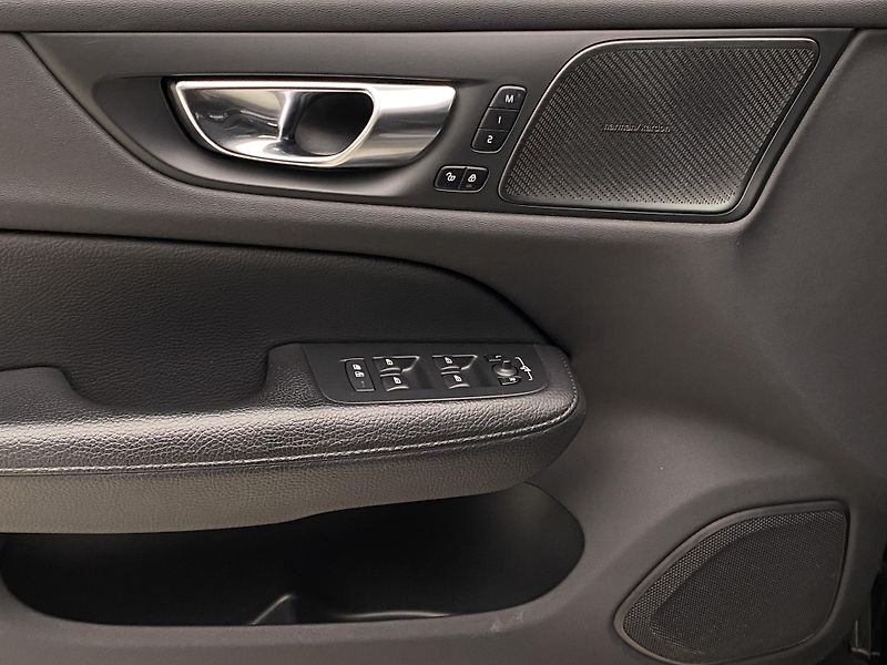Volvo V60 CC B5 AWD MOMENTUM AUT - fotka 29 z 53