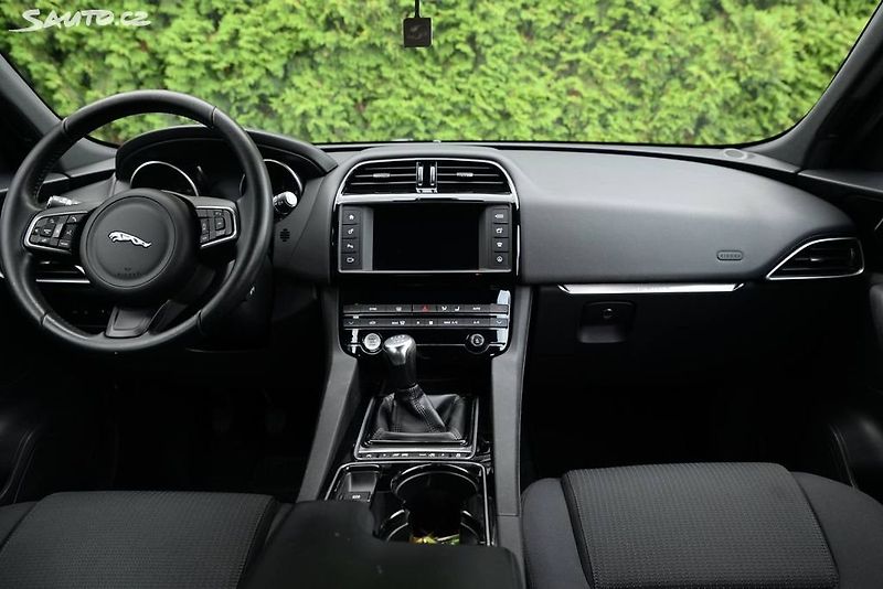 Jaguar F-Pace (2017) 2.0D  DPH - fotka 11 z 21