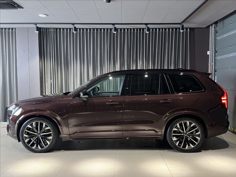 Volvo XC90 (2026) 2,0 T8  Ultra Dark - fotka 2 z 41