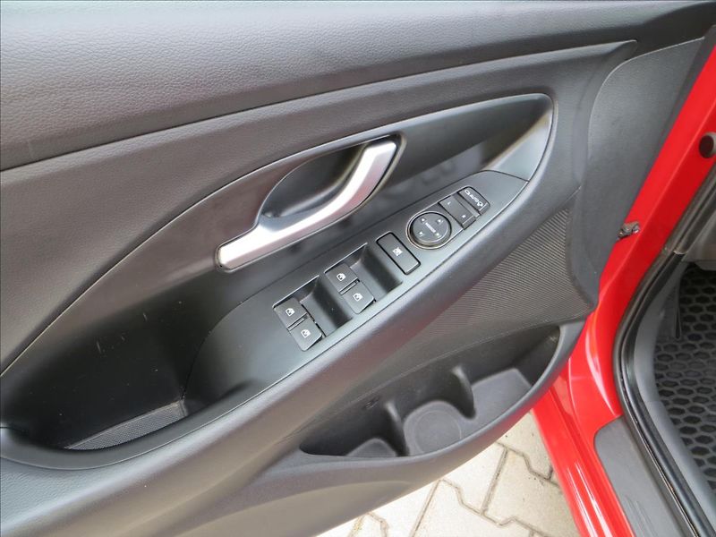 Hyundai i30 1,0 T-GDI 88kW Comfort ČR - fotka 11 z 25