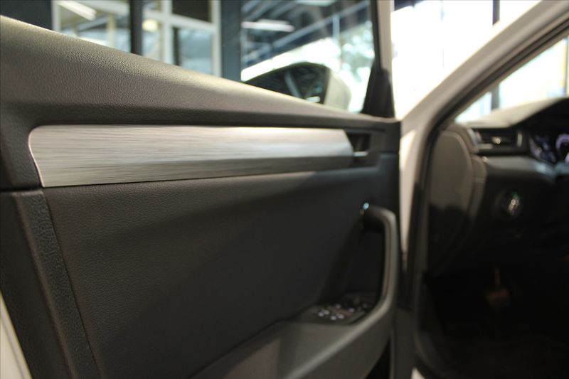 Škoda Superb TDi DSG Combi LED/DPH - fotka 9 z 27