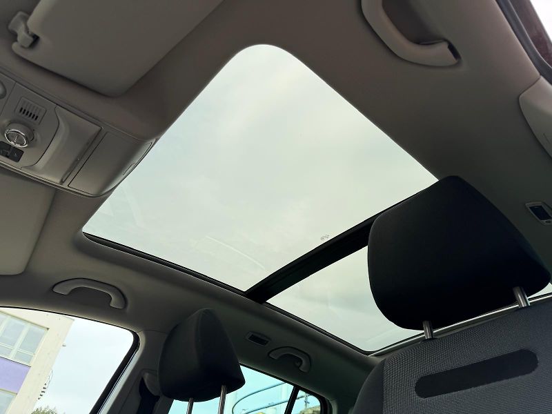 Volkswagen Tiguan 2,0 TDI /4x4/ SPORT / servis.k - fotka 27 z 32