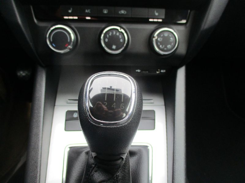 Škoda Octavia 1.2TSi 81kW AMB VÝHŘEV 2x PNEU - fotka 20 z 48