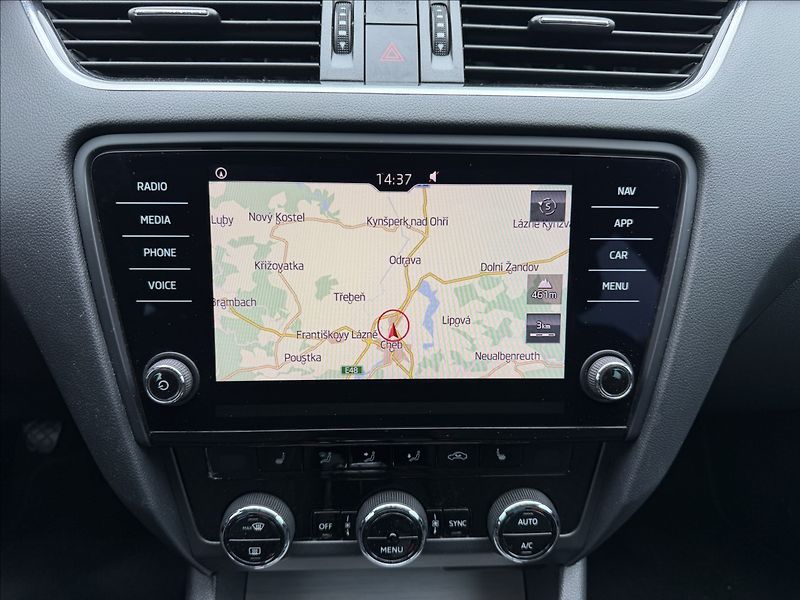 Škoda Octavia 2.0 TDI Drive/LED - fotka 9 z 15