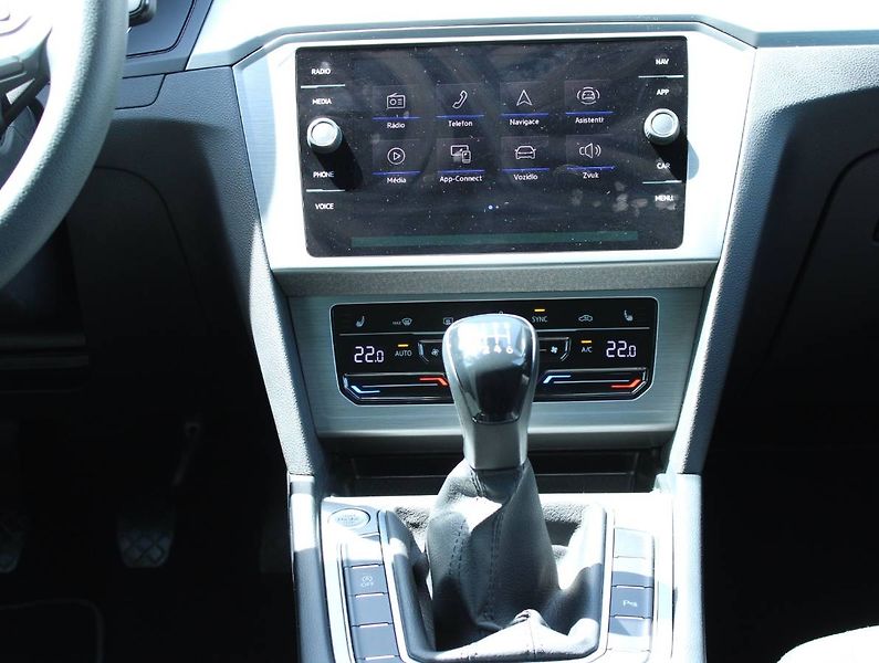 Volkswagen Passat (2022) 2.0 TDI 110kW manuál tažné - fotka 17 z 35