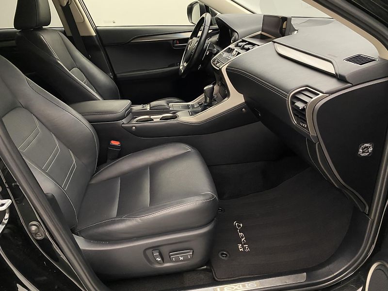 Lexus NX 300h AWD AUT CZ  - fotka 23 z 44