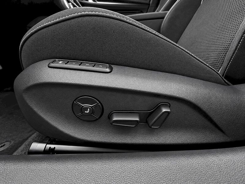 Škoda Superb (2025) COMBI Sportline TD 110 / 2.0 A - fotka 32 z 61