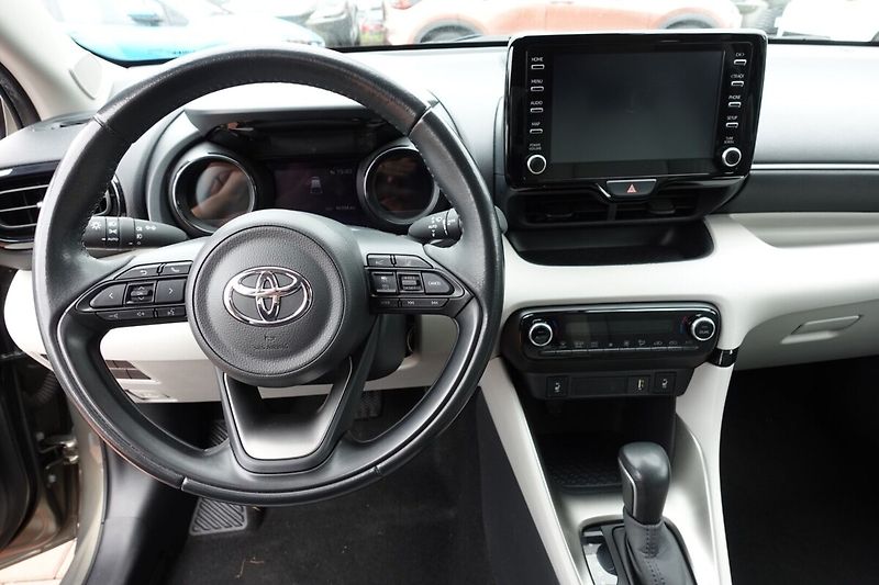 Toyota Yaris 1.5 HEV  Executive - fotka 15 z 29
