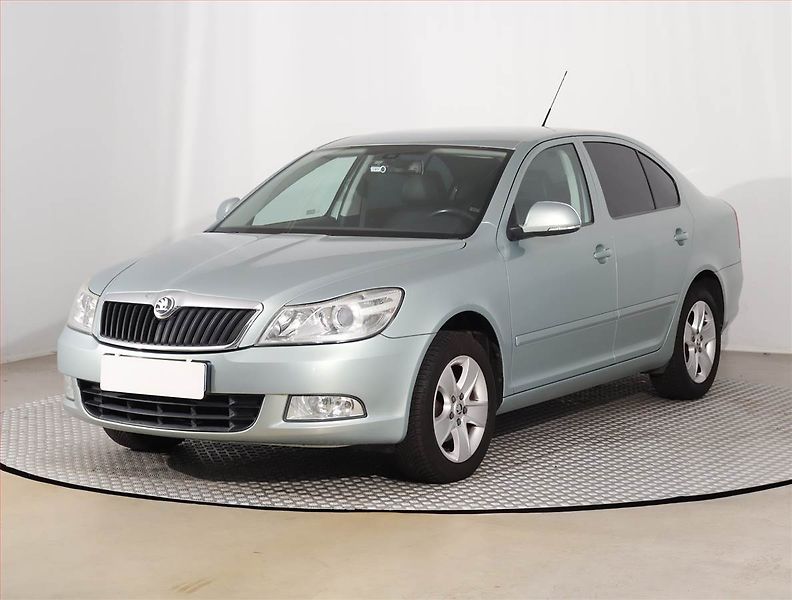 Škoda Octavia (2010) 1.2 TSI, Navi, Tempomat - fotka 2 z 16