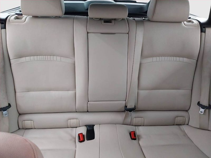 BMW Řada 5 (2015) Luxury Line 518d, Automat - fotka 10 z 23