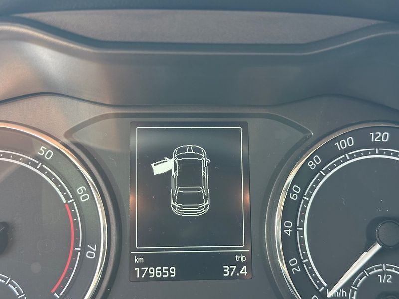 Škoda Scala (2020) 1.0TSi 4 NOVÉ PNEU, PO SERVISU - fotka 9 z 16
