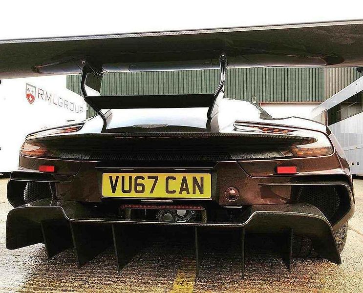 Aston Martin Vulcan homologovaný pro silniční využití.