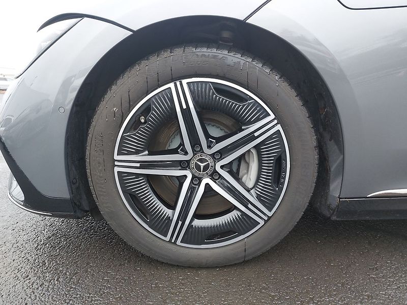Mercedes-Benz EQE 500 AMG 4MATIC - fotka 26 z 26