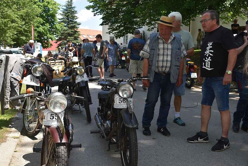 Tradiční závod S kopce do kopce si nenechalo letos ujít na sedm desítek posádek historických automobilů a motocyklů.