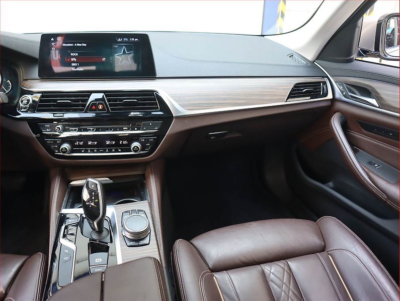 BMW Řada 5 (2018) Luxury Line 520d xDrive - fotka 8 z 20