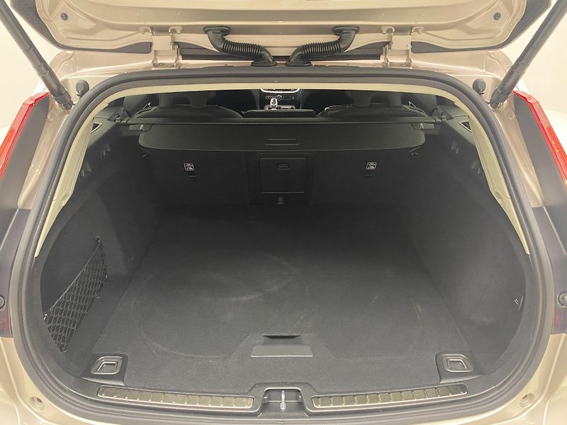 Volvo V60 T6 AWD RECHARGE DARK PLUS CZ - fotka 5 z 49