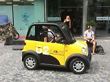 Projekt Re.volt carsharing, tedy sdílení malých elektronických vozidel, hodlá dobýt Prahu.