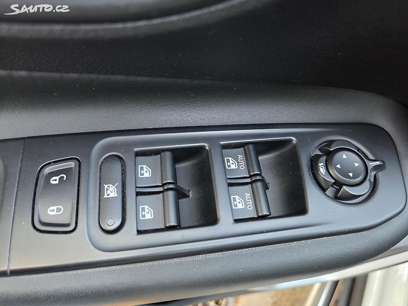 Jeep Renegade (2015) 2.0 CRD 4x4 Limited Aut Pano - fotka 26 z 43