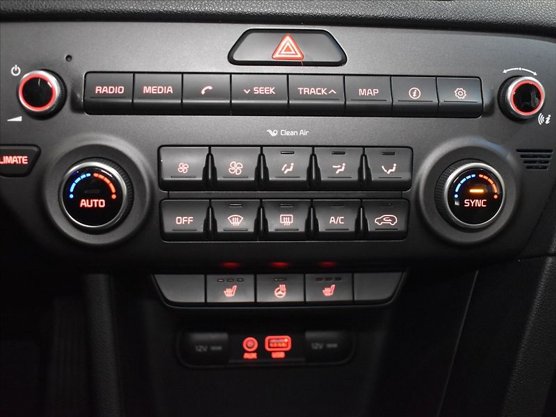 Kia Sportage 2,0 CRDI Kamera,výhřevy - fotka 14 z 22