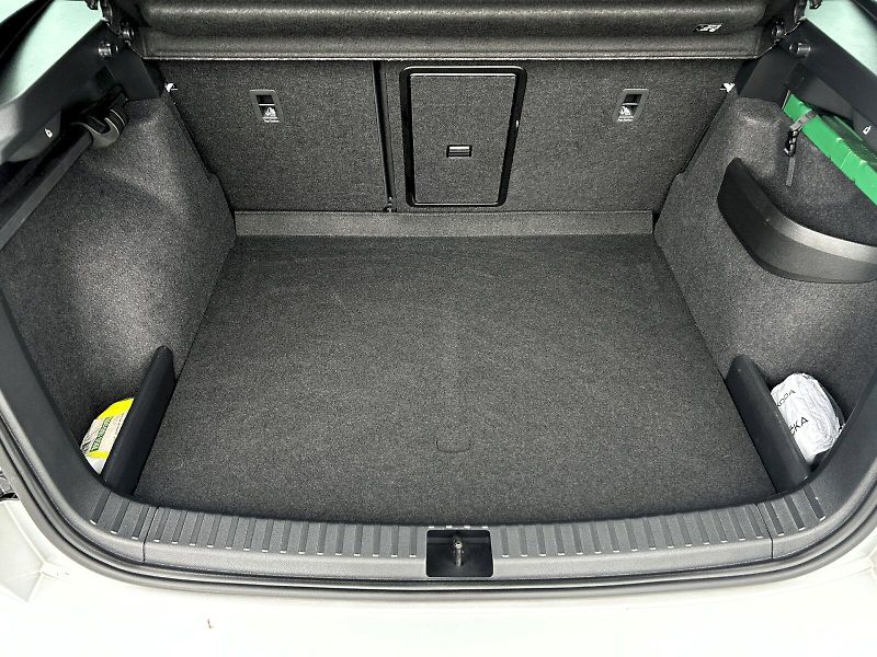 Škoda Karoq (2025) 2.0 TDI 85kW MP6 Selection - fotka 28 z 33