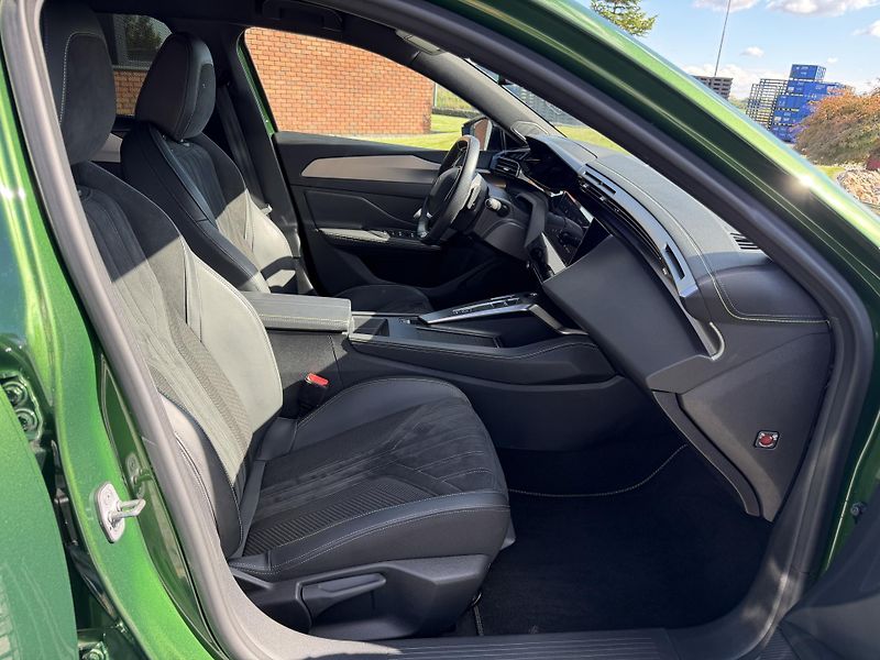 Peugeot 308 (2023) e-GT HYBRID 225  - fotka 23 z 29