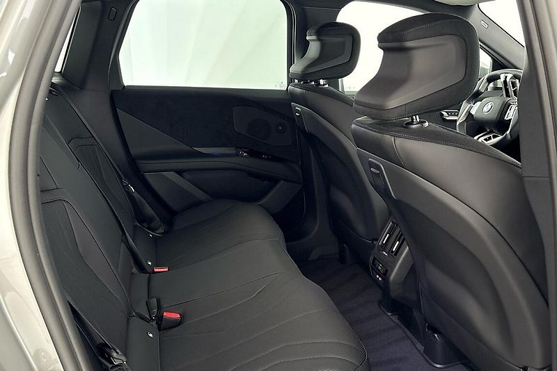 BMW iX3 40 - fotka 13 z 28