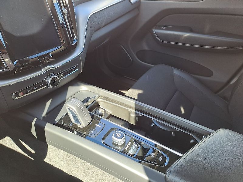 Volvo XC60 Momentum Pro B4 AWD 145kW - fotka 18 z 29