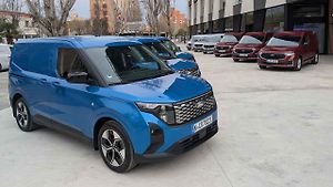 Fordy Transit Courier a Connect připravené k testovacím jízdám.