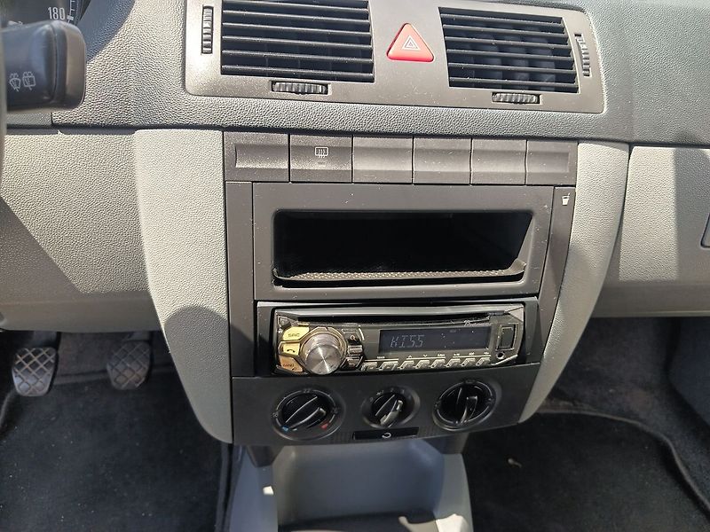 Škoda Fabia 1.2 HTP Classic Combi - fotka 11 z 21