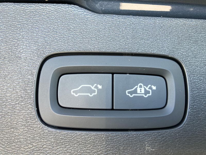 Volvo V60 B4 FWD PLUS DARK TAŽNÉ ZAŘÍ. - fotka 12 z 31