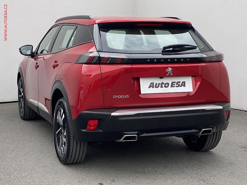 Peugeot 2008 (2020) 1.2PT, Allure, LED, navi - fotka 6 z 17