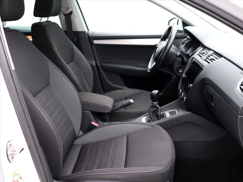 Škoda Octavia 1,6 TDI Ambition LED Navi - fotka 12 z 30
