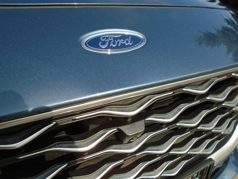 Ford Kuga 2,0EcoBlue 140kW AWD Vignale A - fotka 10 z 50