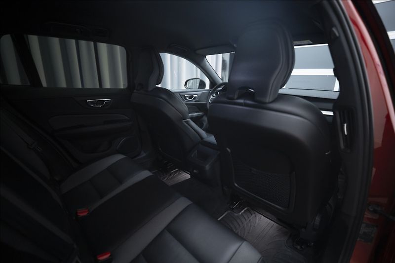 Volvo V60 2,0 D4 R-DESIGN NAVI KAMERA ČR - fotka 10 z 40