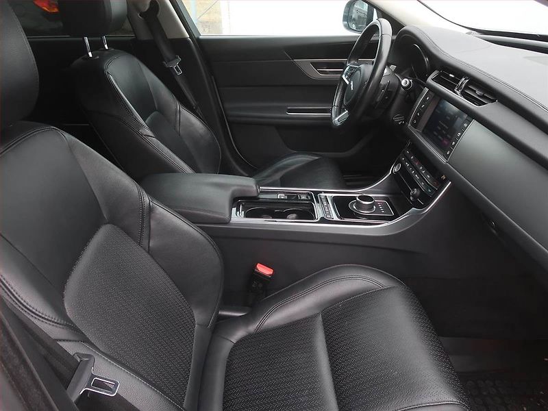 Jaguar XF (2018) 20d, Automat, Kůže, Navi - fotka 9 z 19