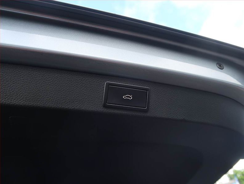 Škoda Karoq (2018) Style 1.6 TDI, Automat, Navi - fotka 16 z 21