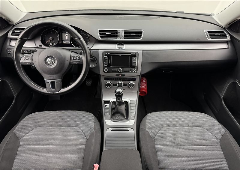 Volkswagen Passat 1,4 TSi NAVI SENZORY TAŽNÉ - fotka 7 z 36