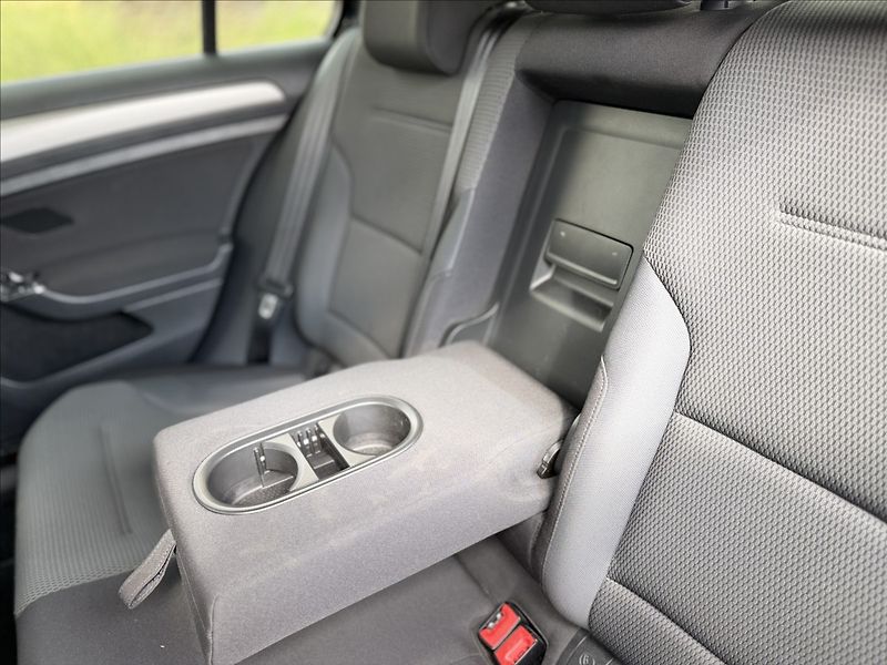 Volkswagen Golf 1,6 TDI 81kW DSG NAVI - fotka 22 z 27