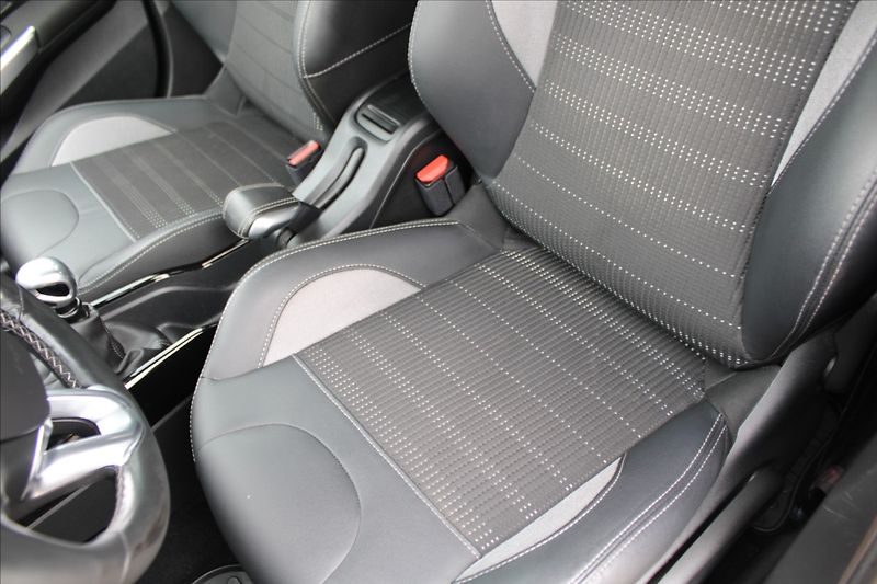 Peugeot 2008 1,2 110K  ČR,1.MAJ,DPH,ALLURE - fotka 21 z 28