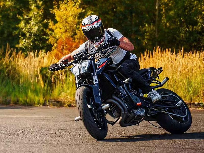 Začal na fichtlu v Kraslicích a dnes předvádí kaskadérské triky při stuntridingu.