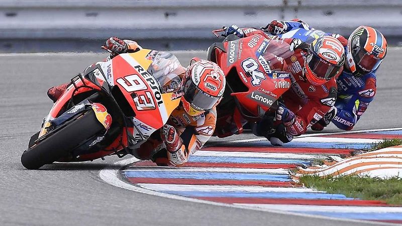 Motocyklová legenda Valentino Rossi při závodě na Masarykově okruhu v roce 2019.