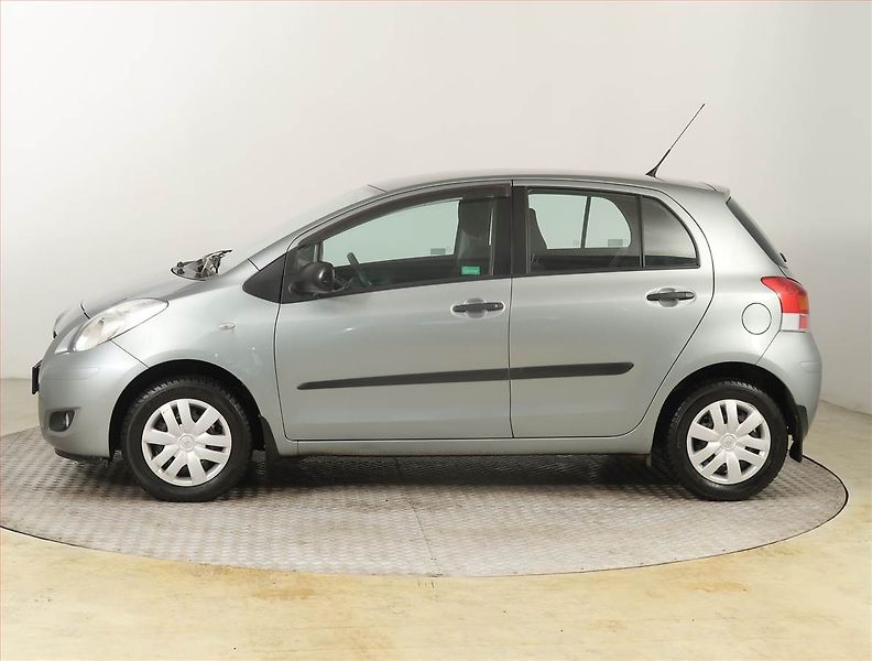 Toyota Yaris (2010) 1.0 VVT-i, ČR,1.maj - fotka 3 z 17