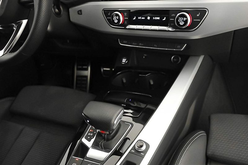 Audi A4 40TFSI S-Line Kam Taž Cockpit - fotka 10 z 15