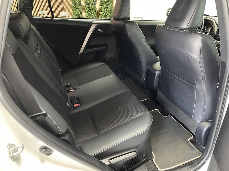 Toyota RAV4 2.5 Hybrid 4x4 AT ČR 1.MAJ.SER - fotka 16 z 27