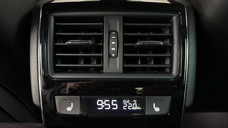 Škoda Superb 2.0 TDI DSG 4x4 Sportline - fotka 22 z 29