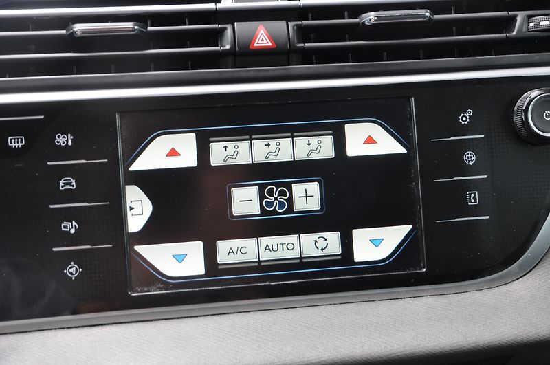 Citroën Grand C4 Picasso 1.6HDi 88kW Exclusive Automat - fotka 18 z 24
