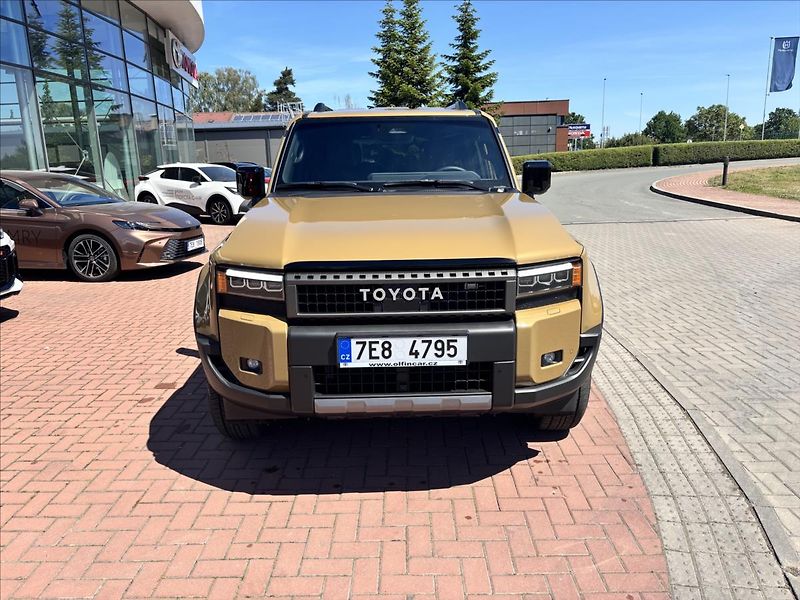 Toyota Land Cruiser 2,8 MHEV Invincible - fotka 8 z 12