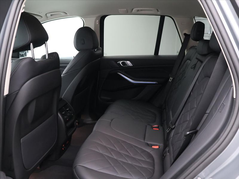 BMW X5 3,0 50e xDrive 230kW CZ DPH - fotka 15 z 38
