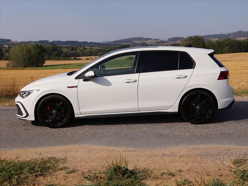 Volkswagen Golf 2,0 TSI GTI 180kW Virtual DPH - fotka 4 z 36